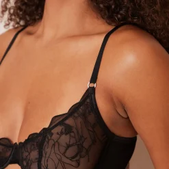 Illustration Balcony Bra